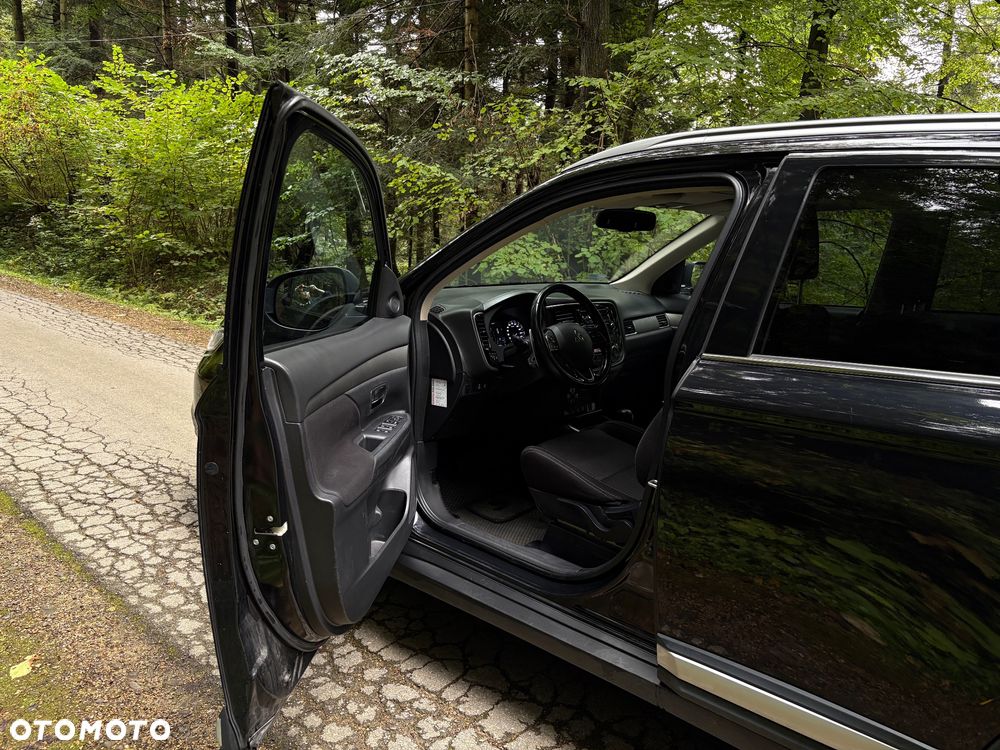 Mitsubishi Outlander 2.0 Instyle + 4WD CVT - 11