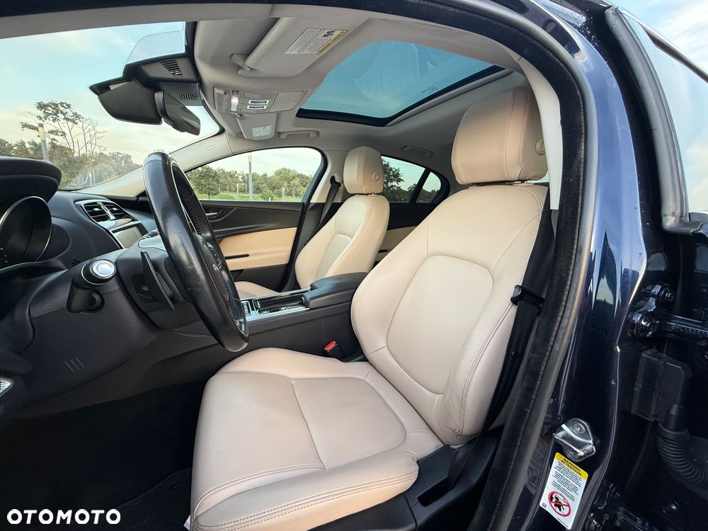 Jaguar XE 25t AWD Prestige - 10