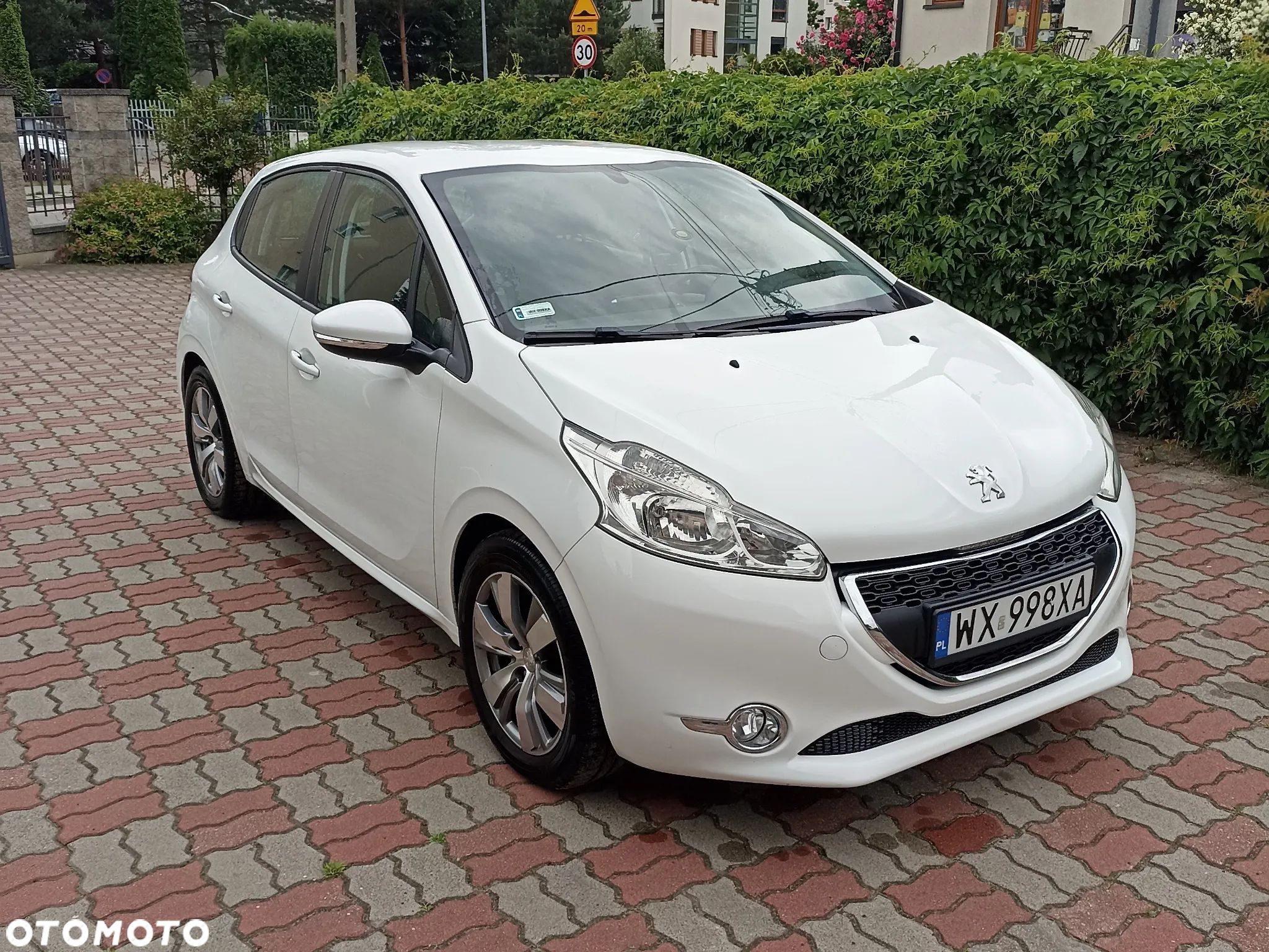 Peugeot 208 - 1