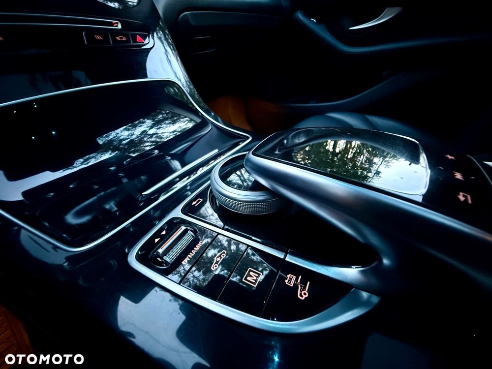 Mercedes-Benz GLC 350 e 4Matic 7G-TRONIC AMG Line - 33