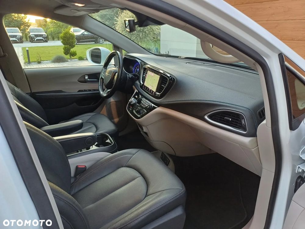 Chrysler Pacifica - 16