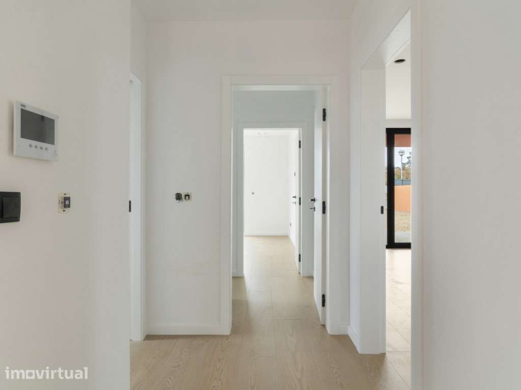 Moradia contemporânea T5 a estrear com Piscina e Jardim - Grande imagem: 4/51