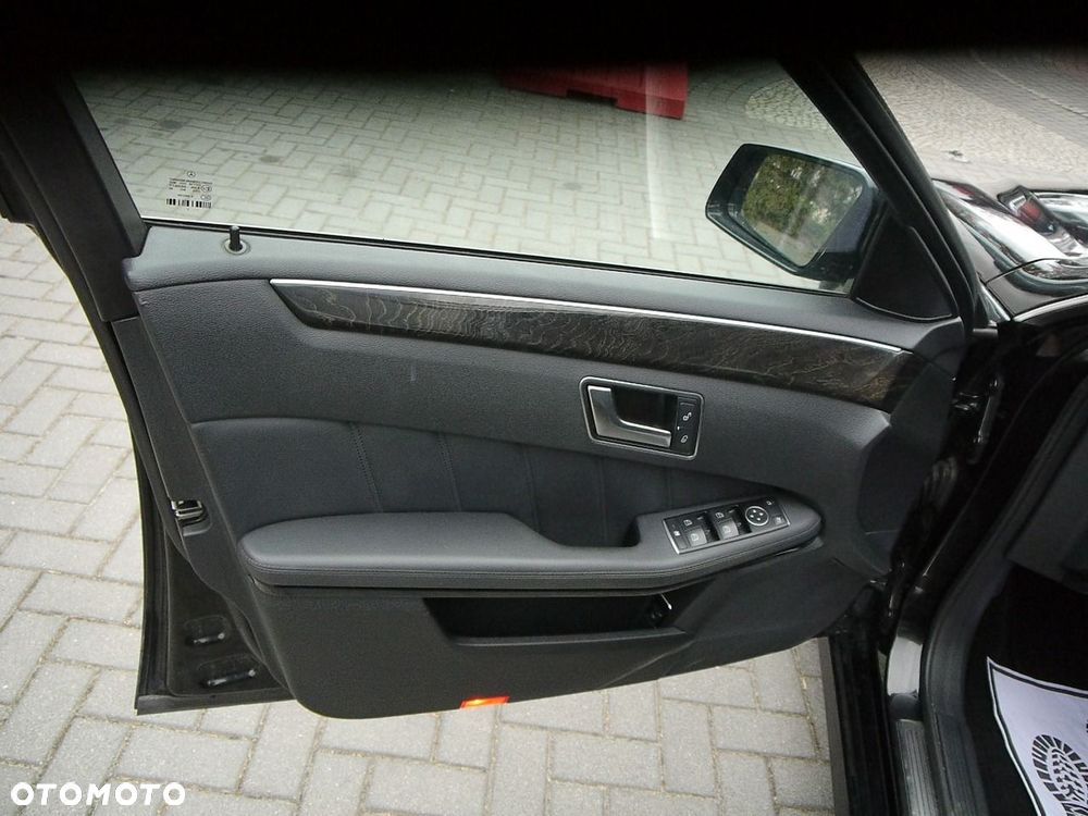 Mercedes-Benz Klasa E 220 BlueTEC 4Matic 7G-TRONIC Avantgarde - 31