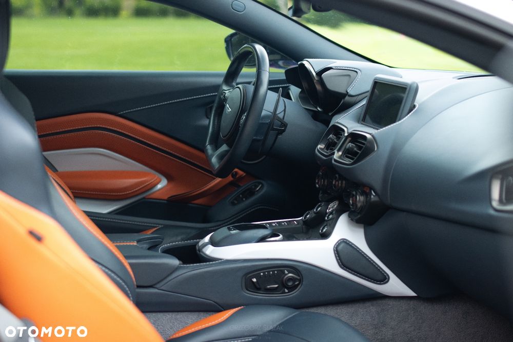 Aston Martin Vantage - 9