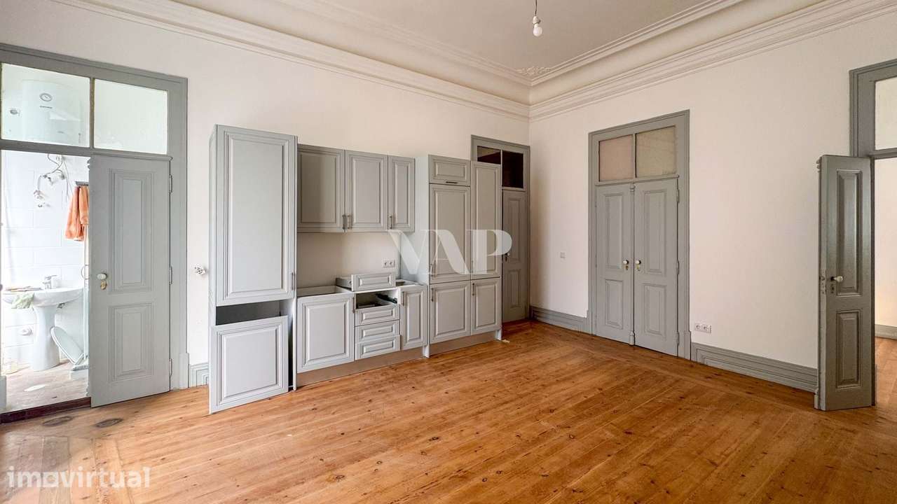 Apartamento T6 para Remodelação com Açoteia e Elevado Potencial de Inv - Grande imagem: 3/27