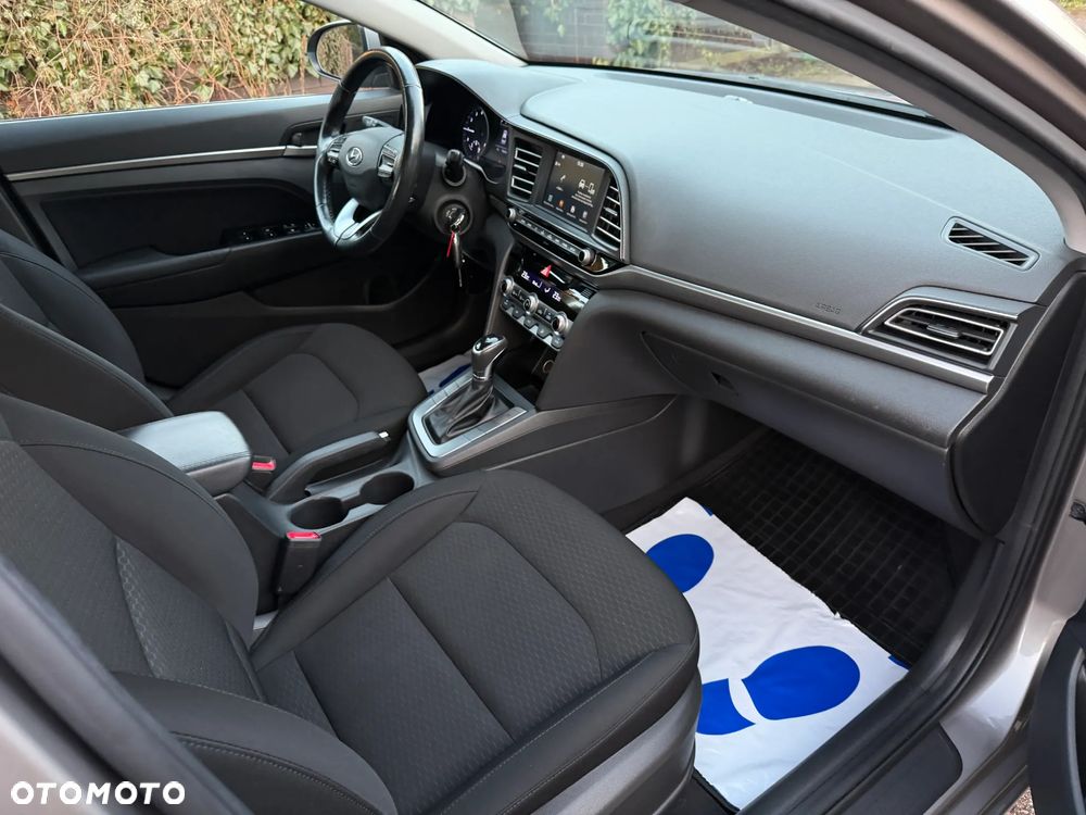 Hyundai Elantra 1.6 Comfort - 12