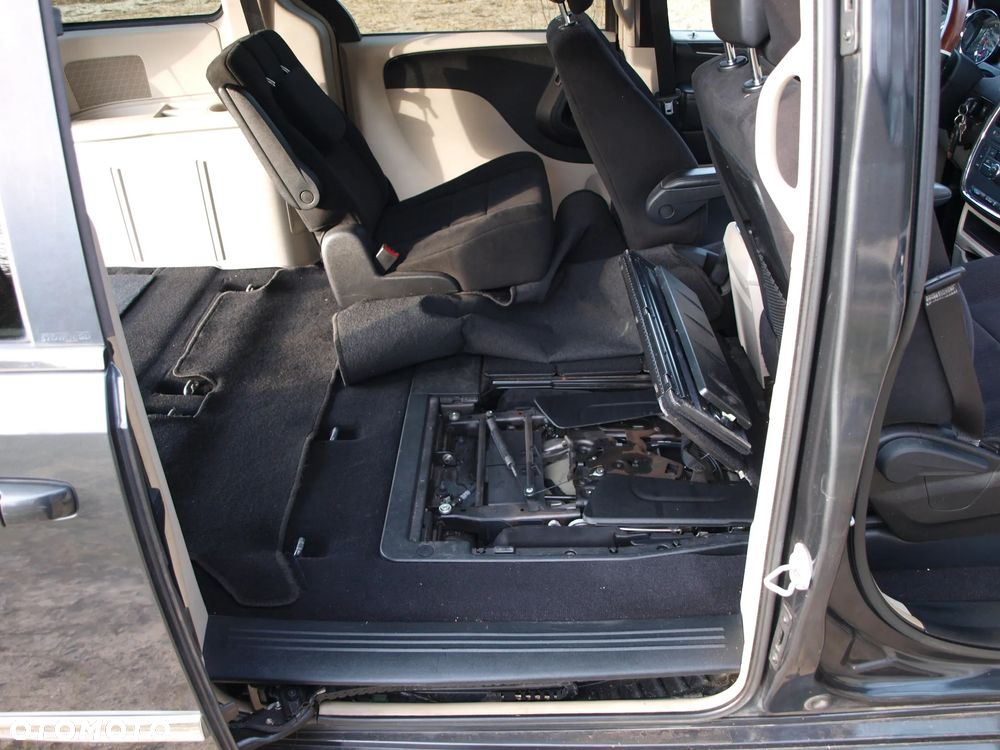 Chrysler Town & Country - 15