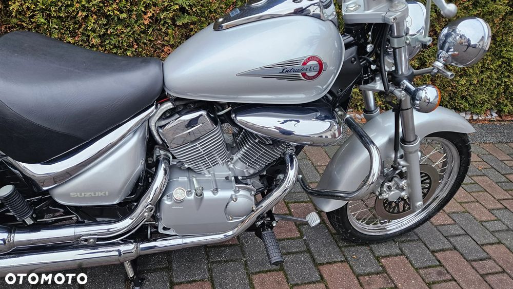 Suzuki Intruder - 12