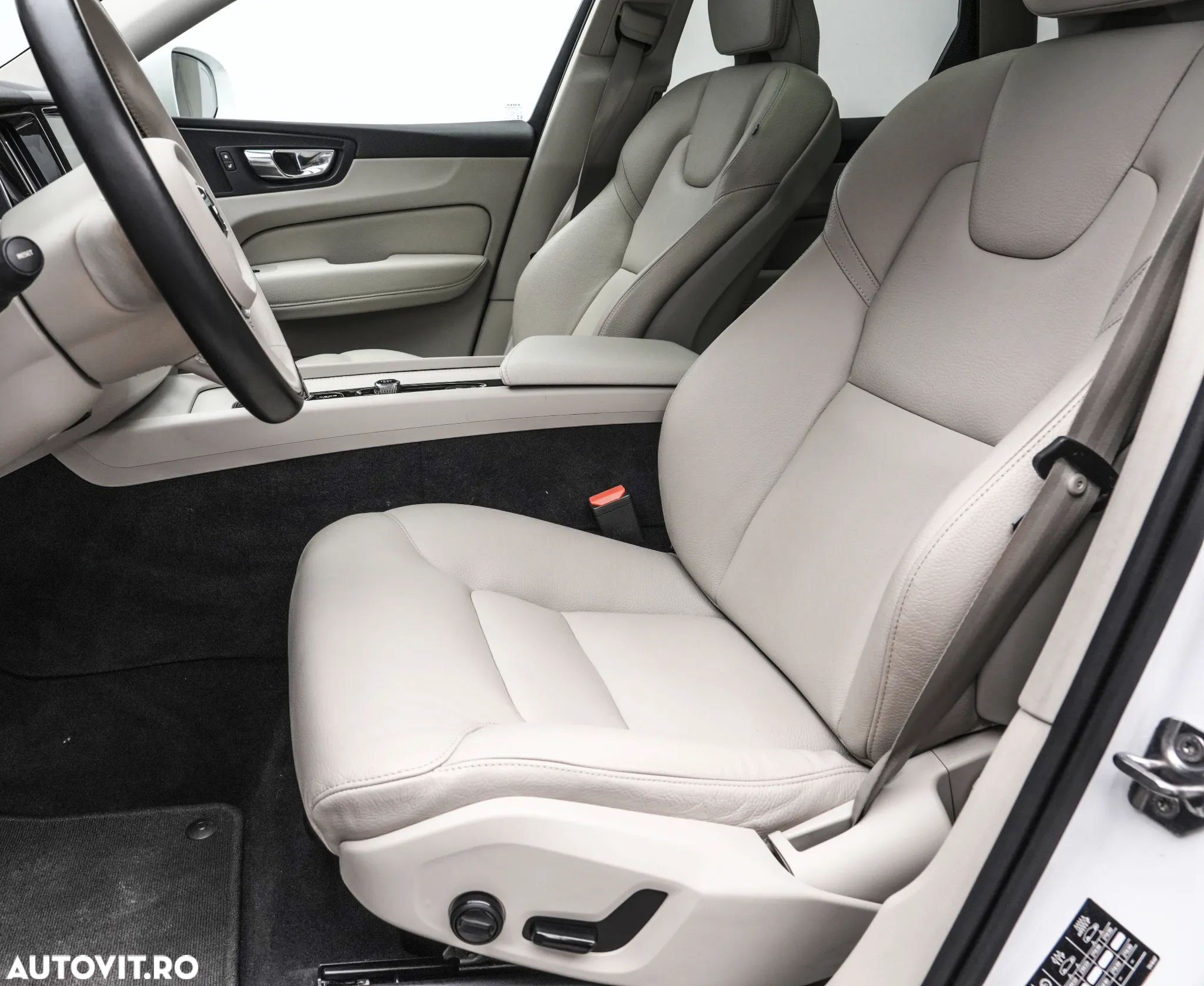 Volvo XC 60 T8 Twin Engine AWD Momentum Pro - 14
