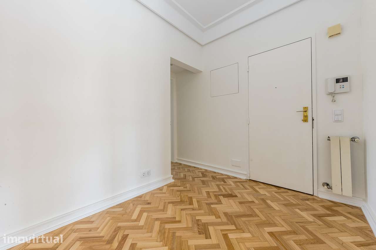 Espetacular apartamento T5 totalmente renovado, na Avenida João XXI - Grande imagem: 4/41