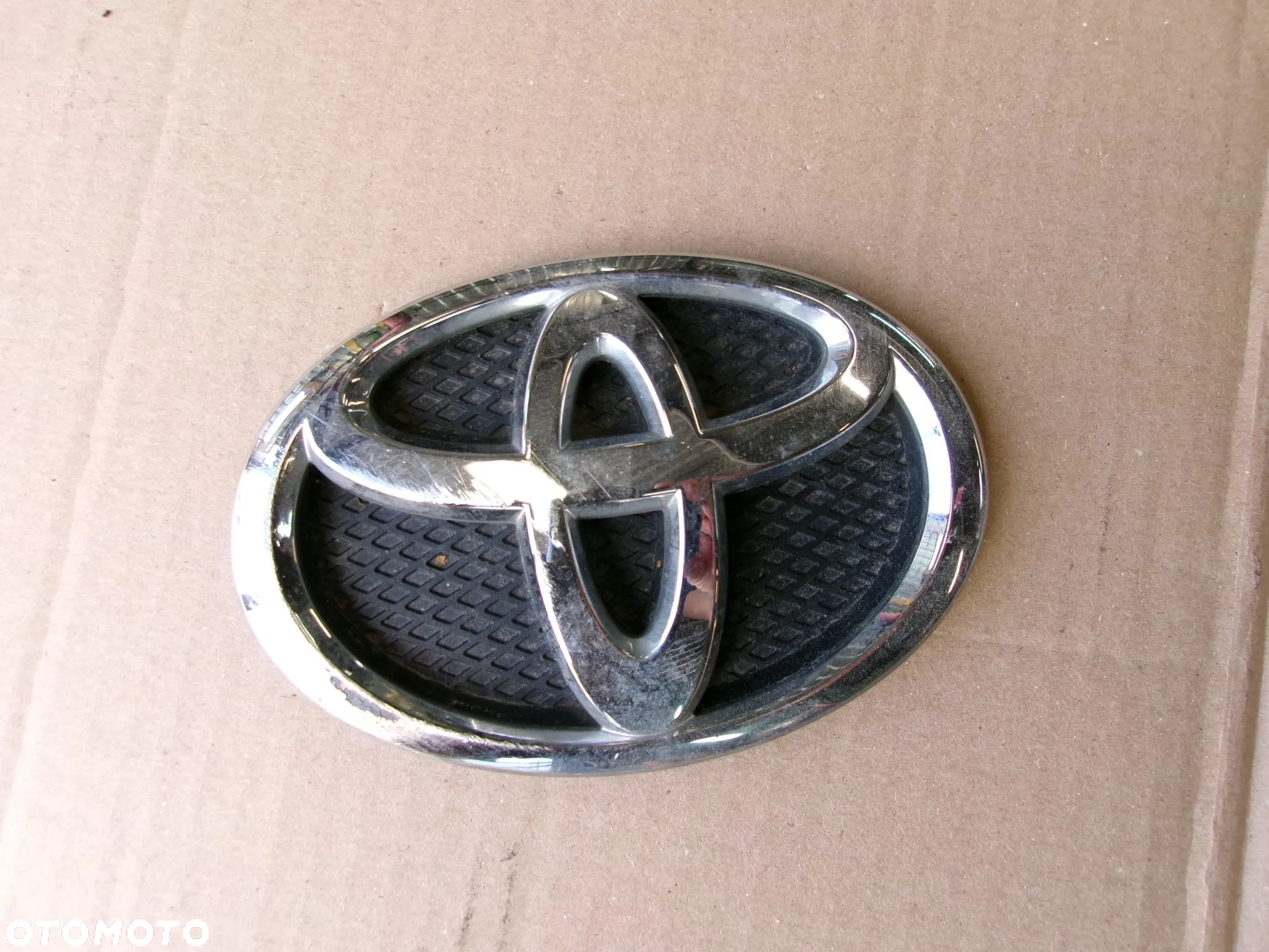 ZNACZEK EMBLEMAT TOYOTA YARIS II  05-09 - 2
