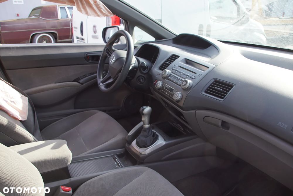 Auto na części - Honda Civic VIII 1.8 i-VTEC 140 KM R18A2 NH700M 2006R Silnik Skrzynia Drzwi Maska Błotnik Klapa Zderzak Lampa Lusterko Klamka Szyba Deska Kokpit Sterownik Moduł Czujnik Licznik Wyświetlacz Panel Kierownica - 13