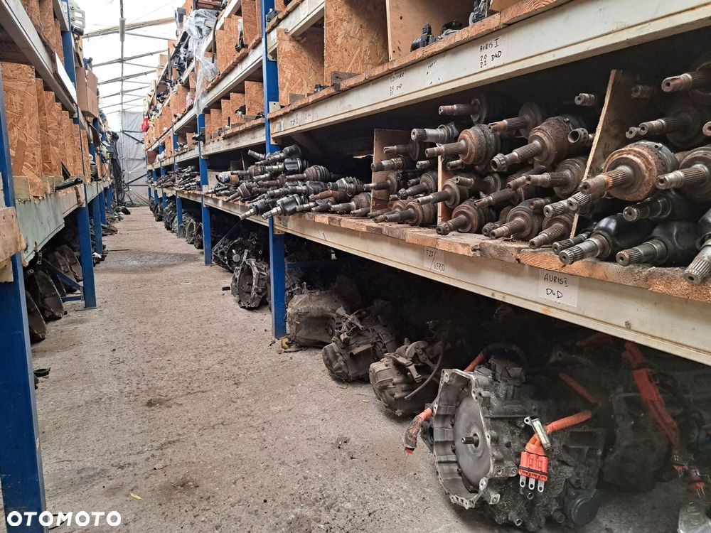 TOYOTA Avensis T25 1,8 2,0 2,2 Zacisk jarzmo prawy tył - 14