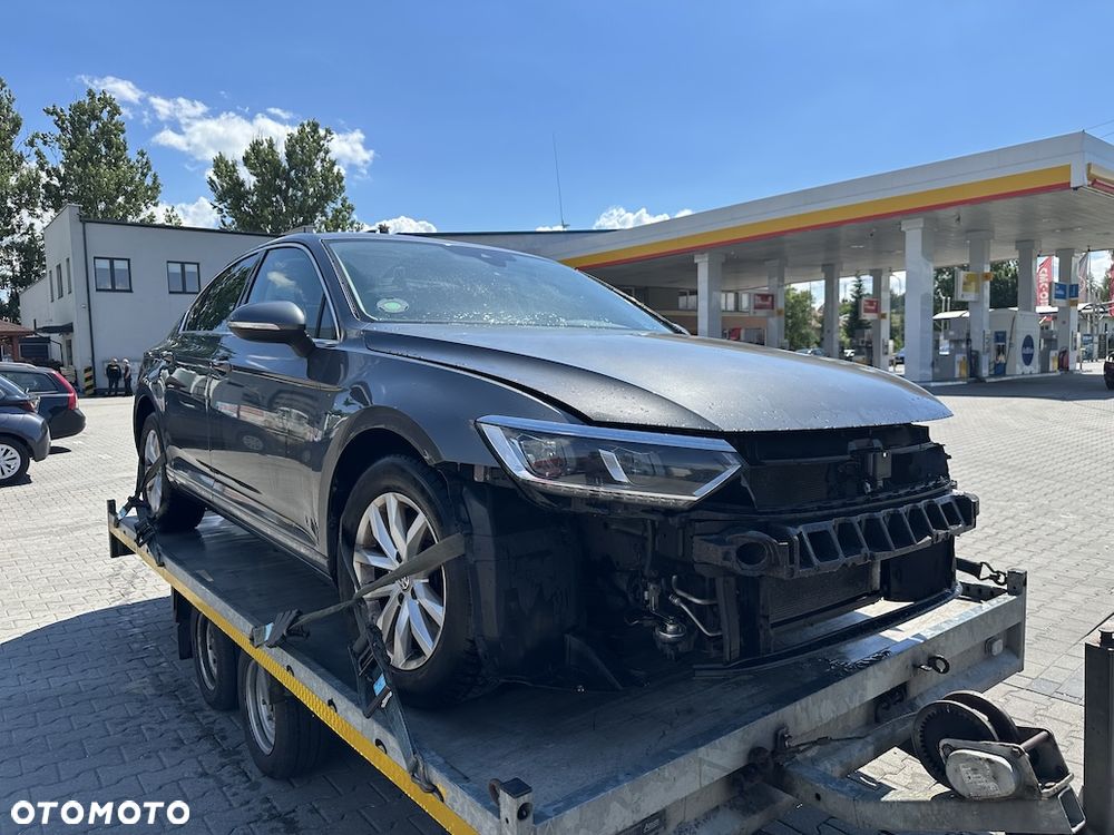 Volkswagen Passat - 1