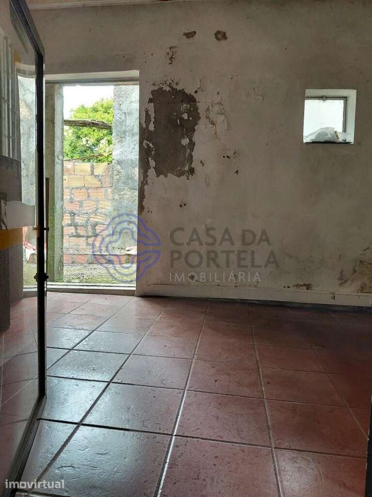 Prédio com  R/C e 1º andar para recuperar para Habitação e comercio - Grande imagem: 2/22