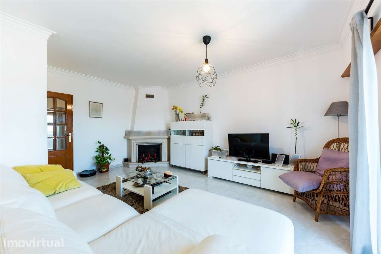 Apartamento T2 com Suite, Varandas, Lareira e Parqueamento – Belas - Grande imagem: 4/24