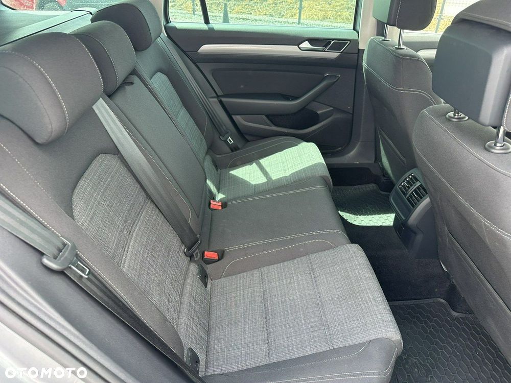 Volkswagen Passat - 11