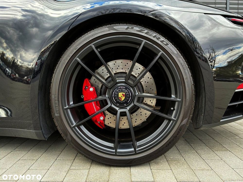 Porsche 911 Carrera 4 GTS - 11
