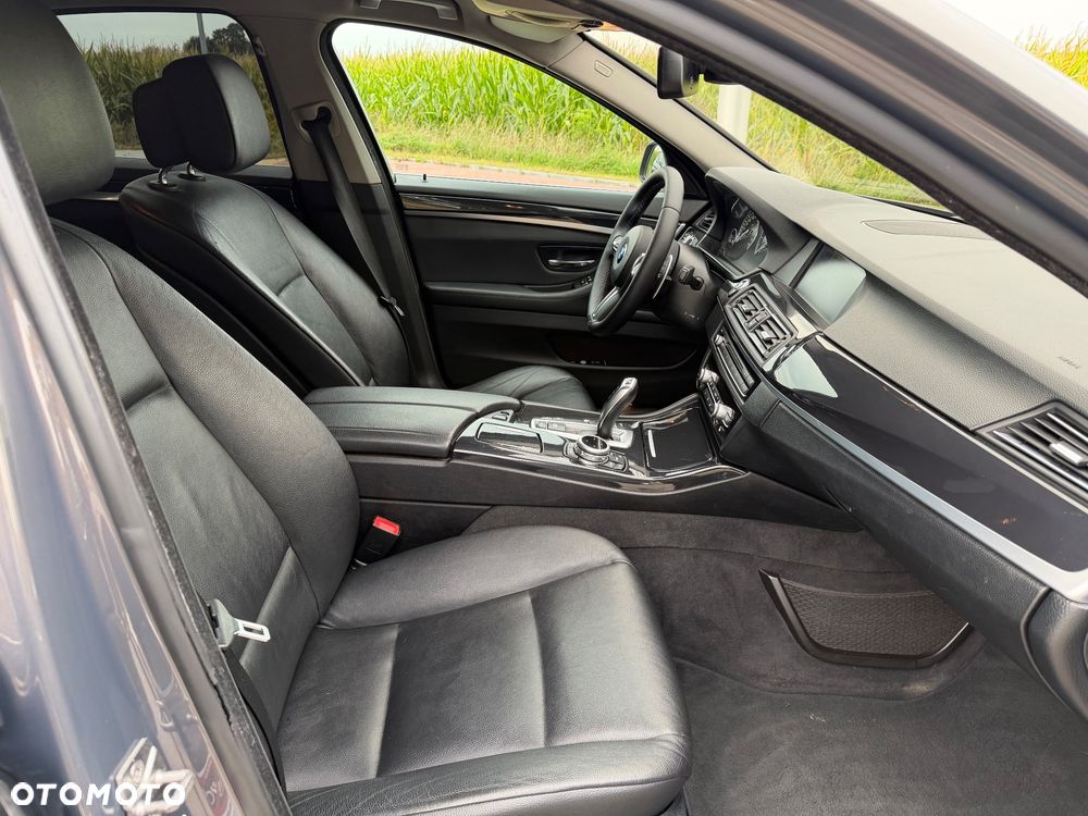 BMW Seria 5 525d xDrive - 9