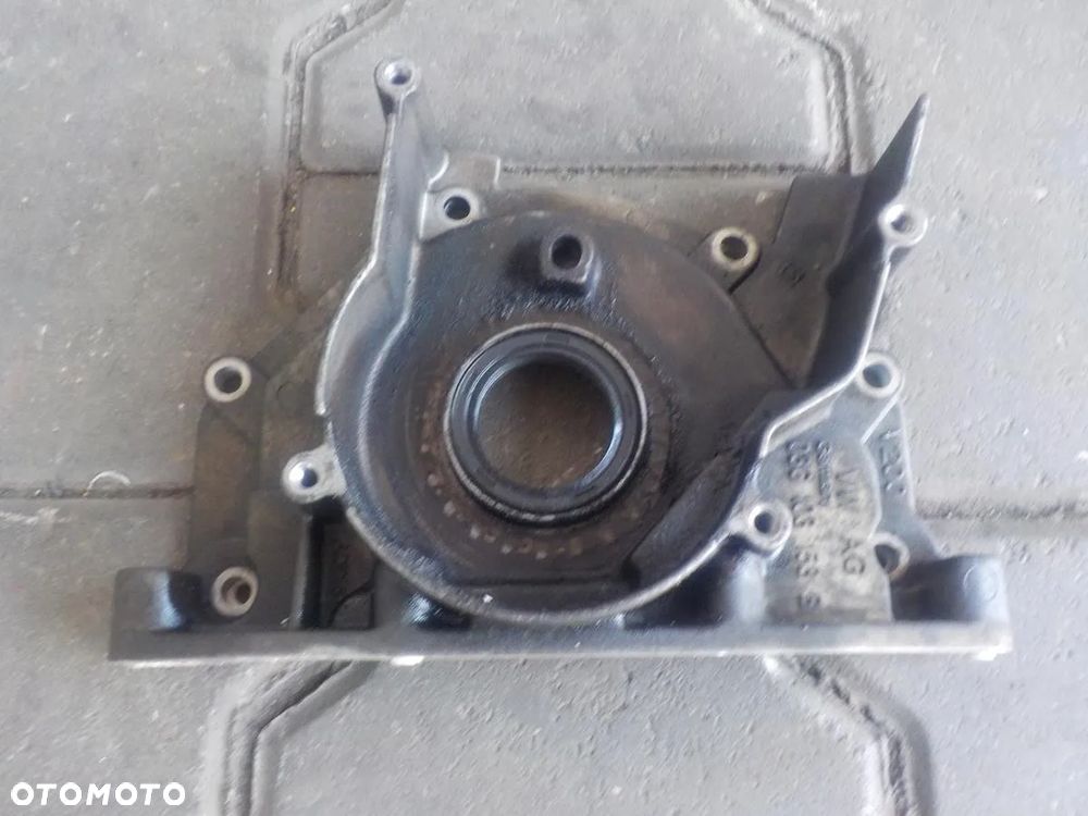 VW T5 2.0 TDI OBUDOWA USZCZELNIACZ WAŁU KORBOWEGO - 1