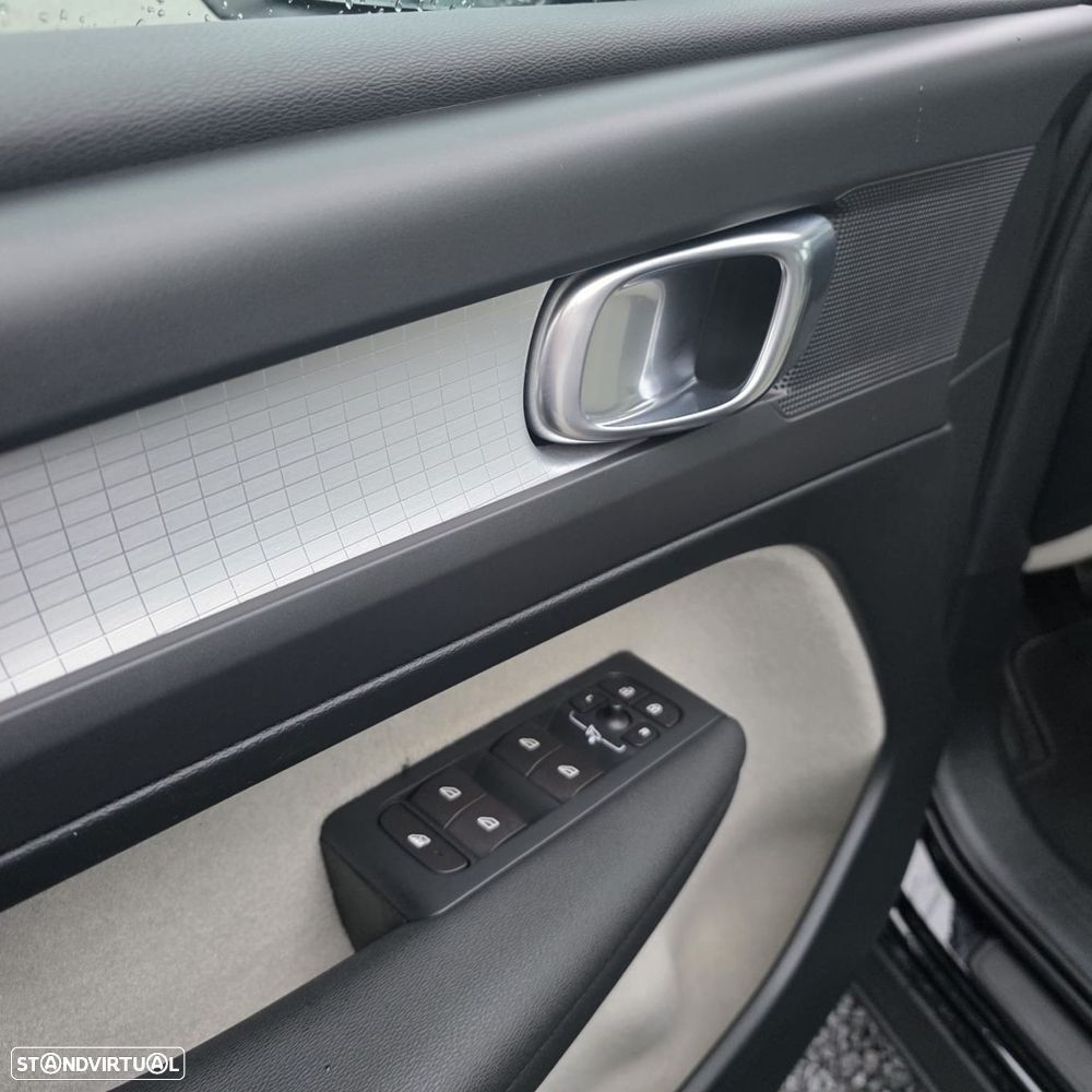 Volvo XC 40 1.5 T3 Momentum Tech Edition - 17