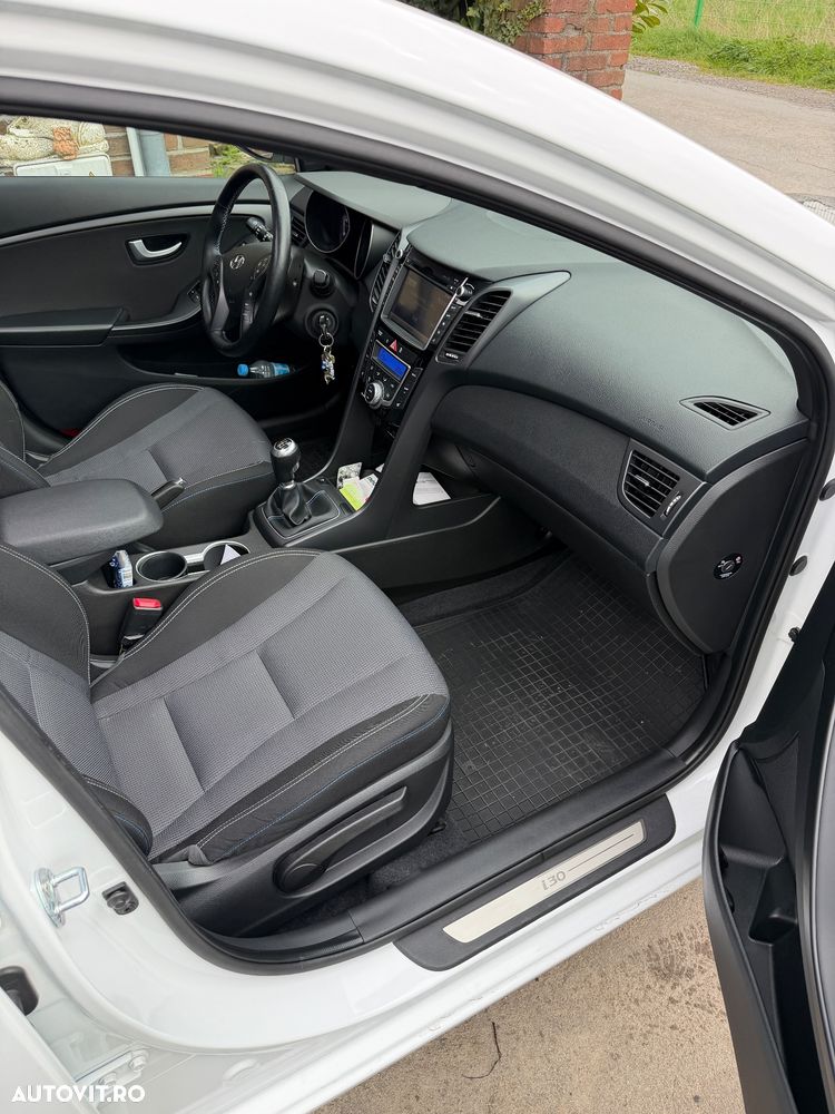 Hyundai i30 blue Kombi 1.6 CRDi Passion - 14