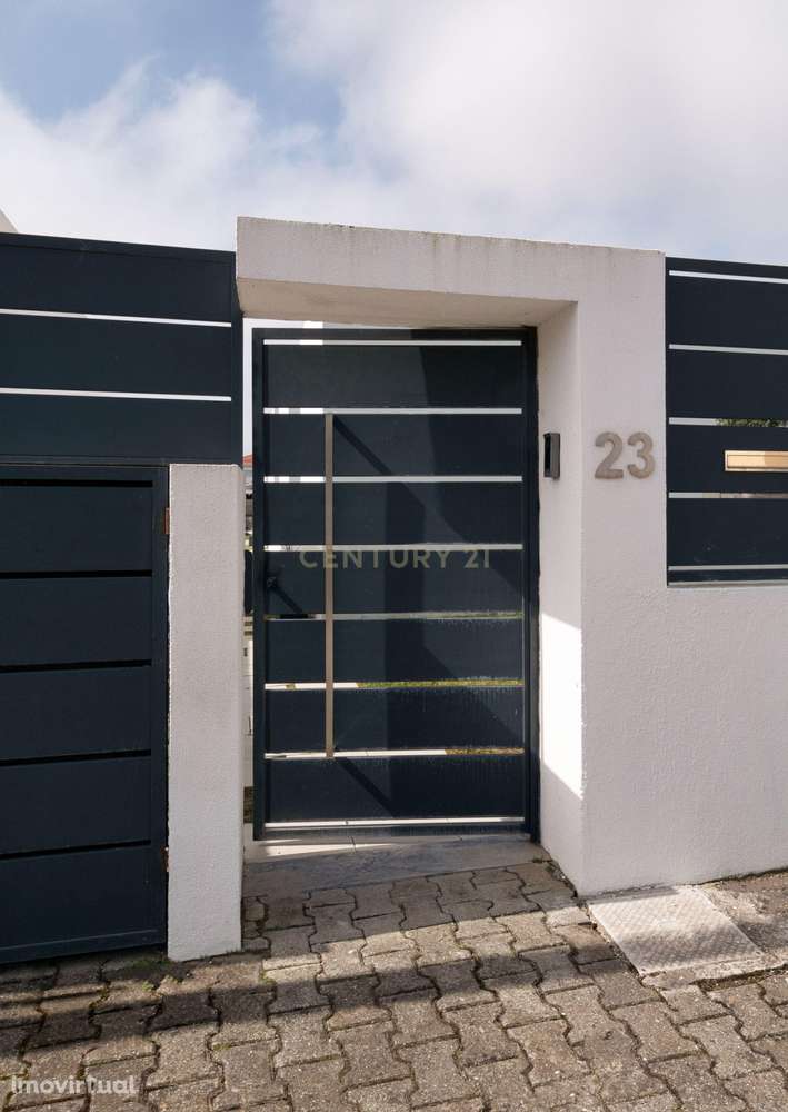 Moradia Térrea com Piscina aquecida e excelente jardim. Localizada em - Grande imagem: 3/49