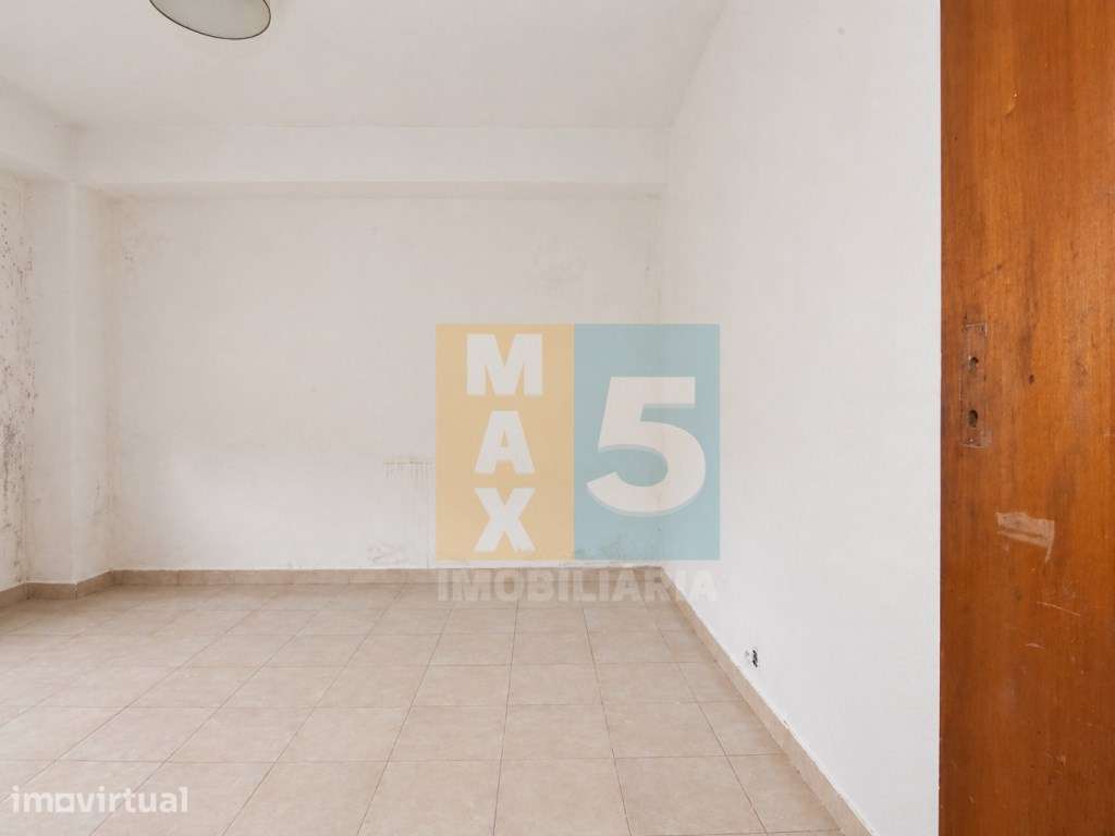 T1 com boa luz natural para remodelação total - Vale da Amoreira - Grande imagem: 3/22