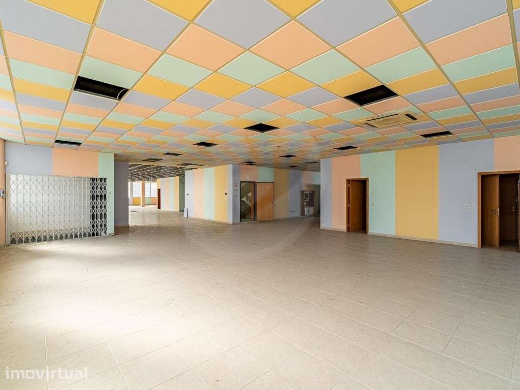 Espaço Comercial com 4.300 m² para Arrendamento - Grande imagem: 3/25