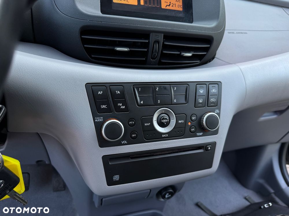 Nissan Almera Tino - 27