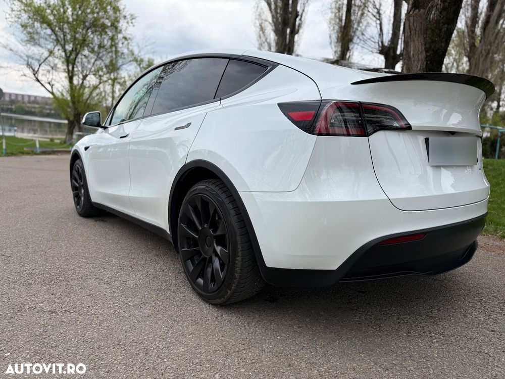 Tesla Model Y - 16