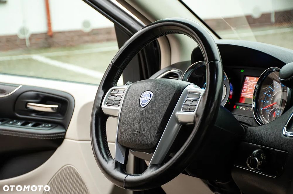 Lancia Voyager 3.6 Platinum - 32