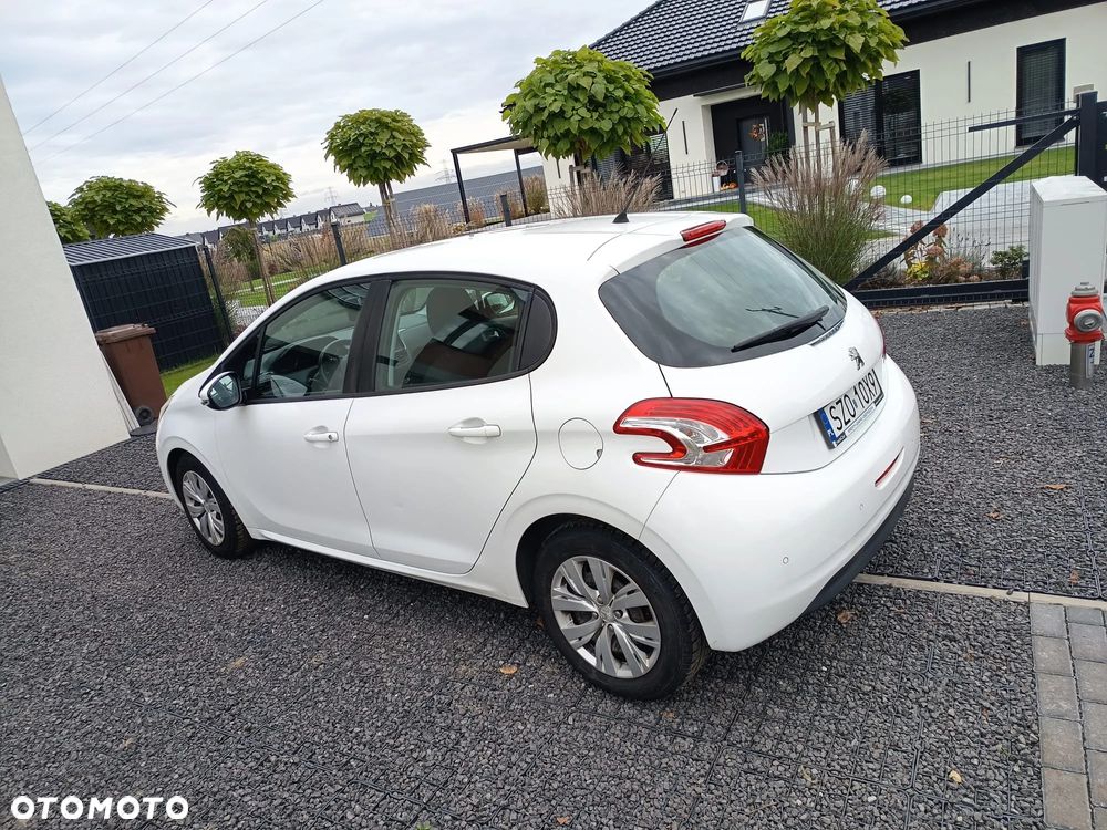 Peugeot 208 2012 photo 2