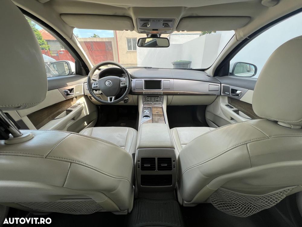 Jaguar XF 2.7D Luxury - 14