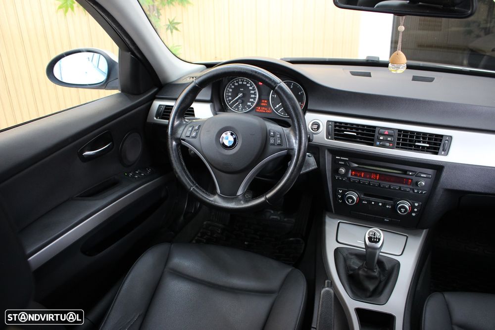 BMW 320 d Dynamic - 40