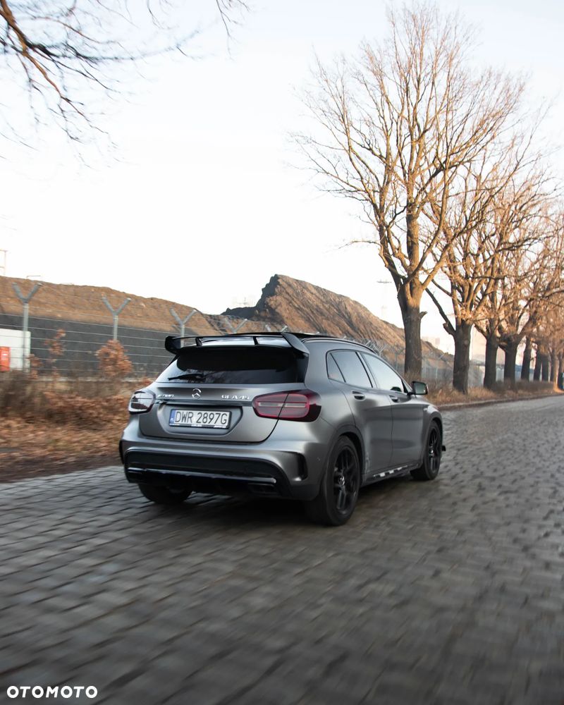 Mercedes-Benz GLA - 16