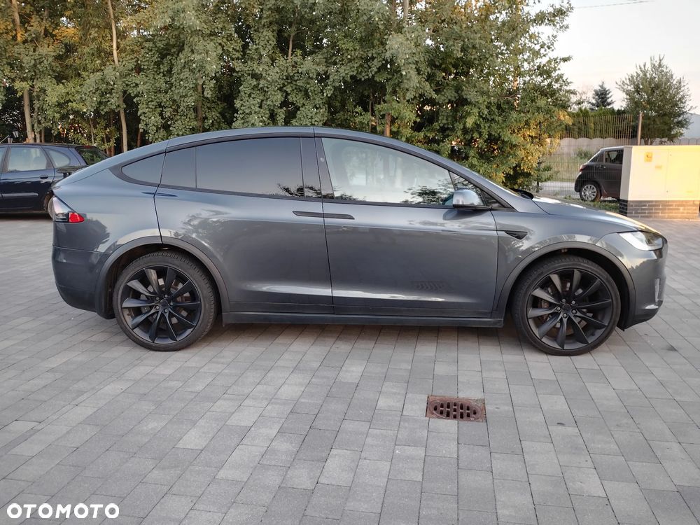 Tesla Model X - 4