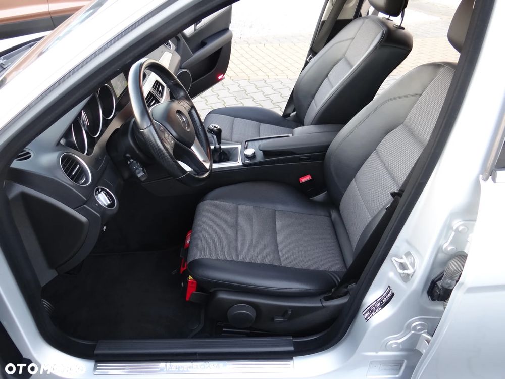 Mercedes-Benz Klasa C 180 CGI BlueEff Avantgarde - 19