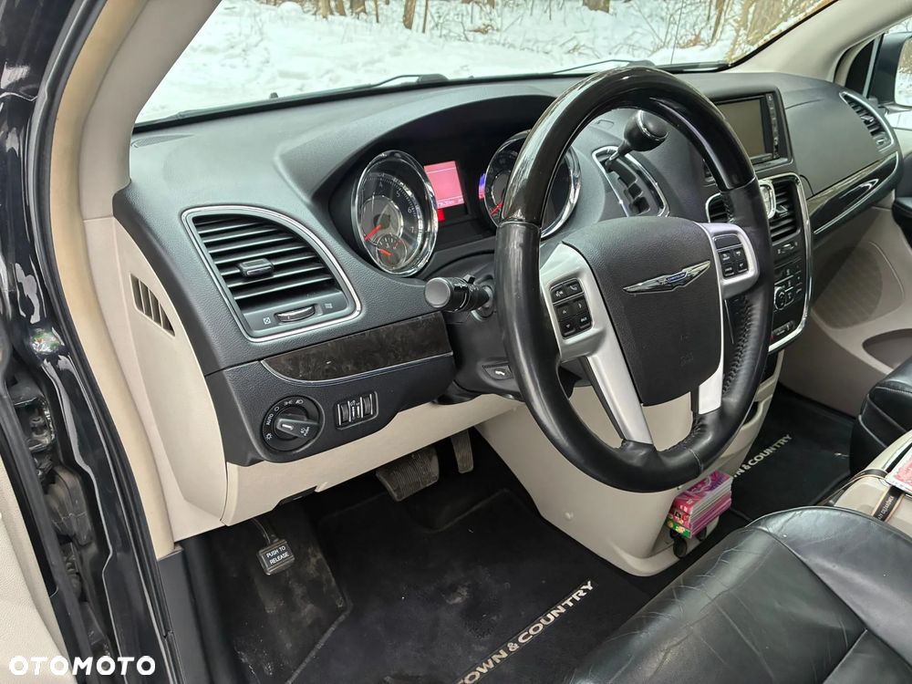 Chrysler Town & Country 3.6 Limited - 22