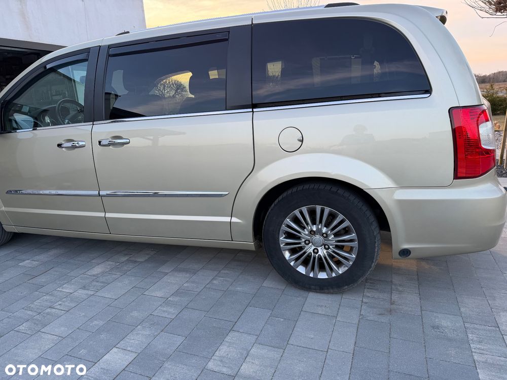 Chrysler Town & Country - 3