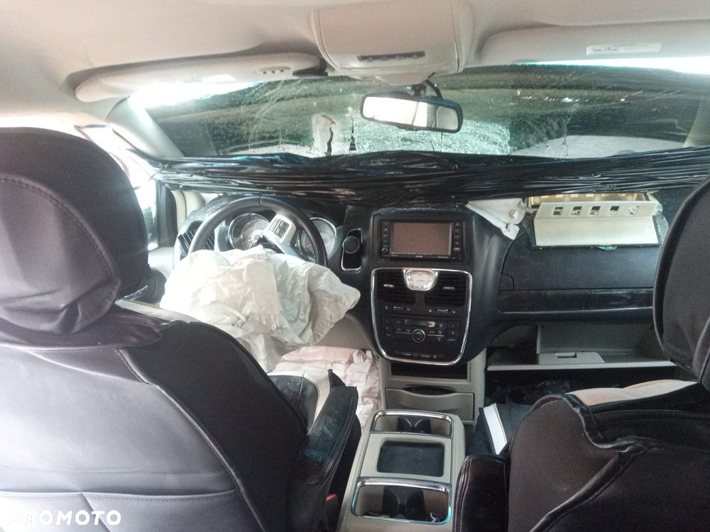 Chrysler Town & Country - 6