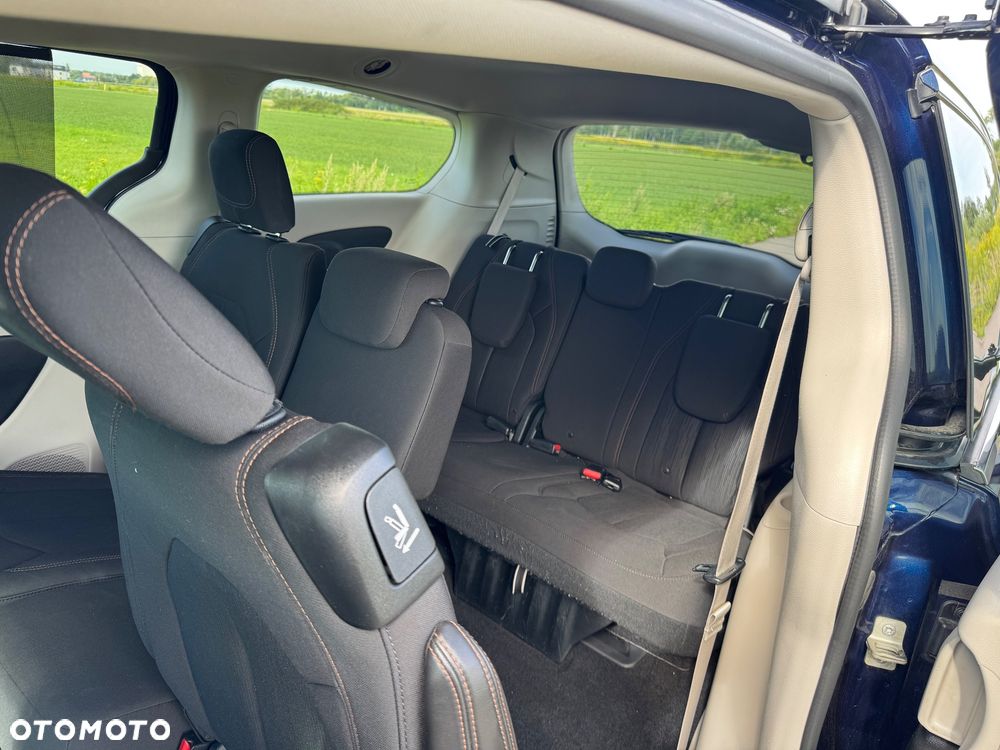 Chrysler Pacifica - 17