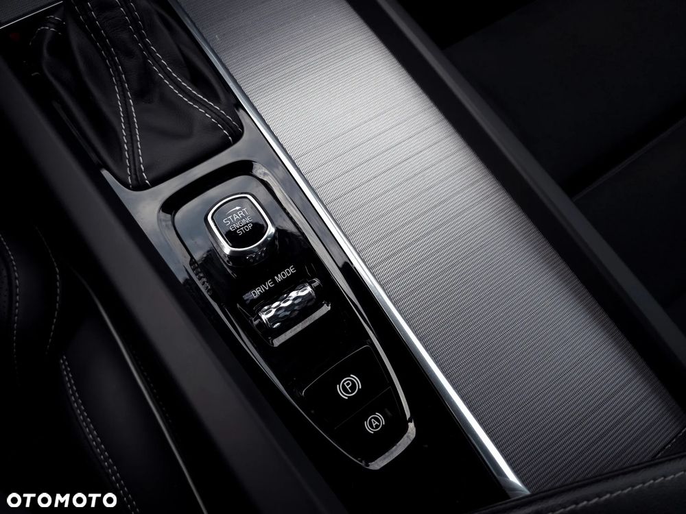 Volvo XC 60 D5 AWD R-Design - 29