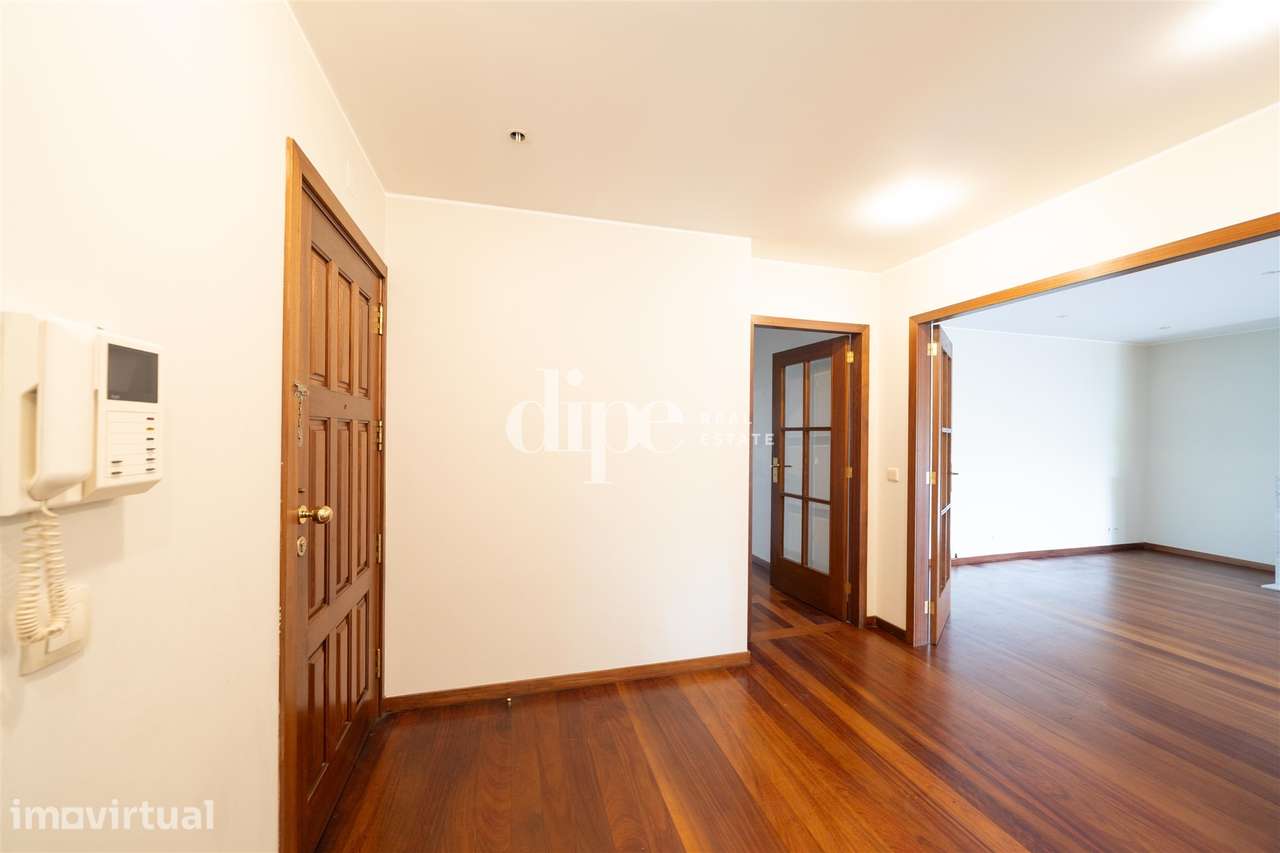 Arrendamento | Apartamento T3+1 na Av. São Gonçalo, no coração da cida - Grande imagem: 3/31