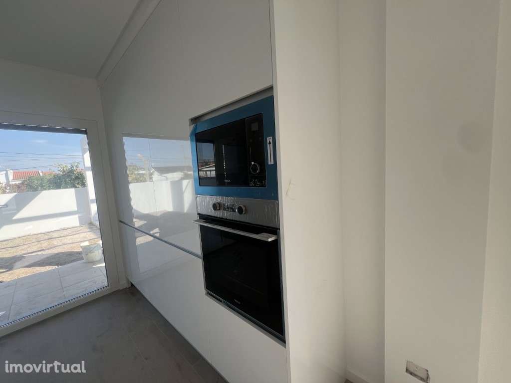 moradia T3 em Fernão Ferro com ótima localização - Grande imagem: 2/17