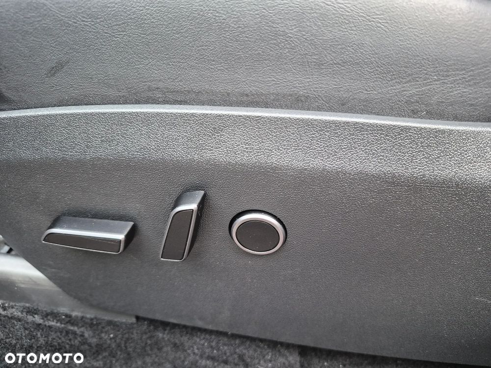 Tesla Model Y Long Range Dual Motor AWD - 13
