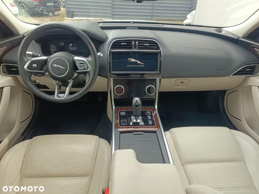 Jaguar XE - 21