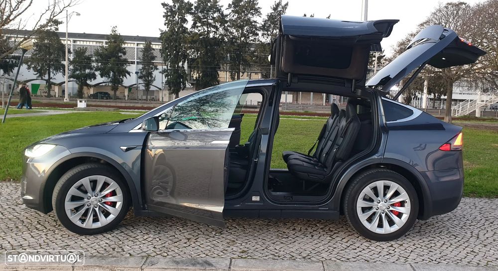 Tesla Model X - 23