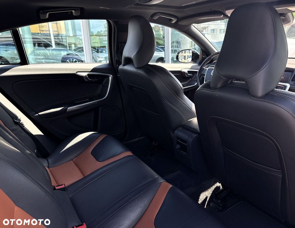 Volvo S60 Cross Country - 25