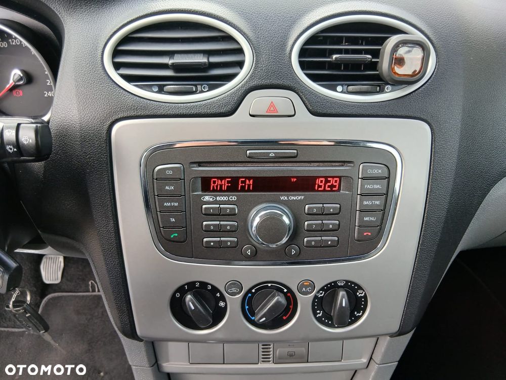 Ford Focus 1.6 16V Ambiente - 26